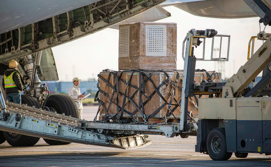 Magnet cartons loaded onto an air freight aircraft under UN2807 magnetized material rules